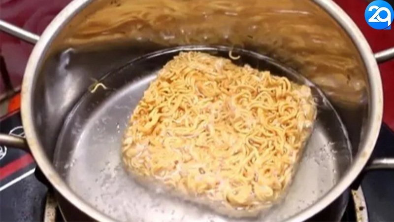 nguoi-me-don-than-phai-nuoi-con-bang-mi-goi